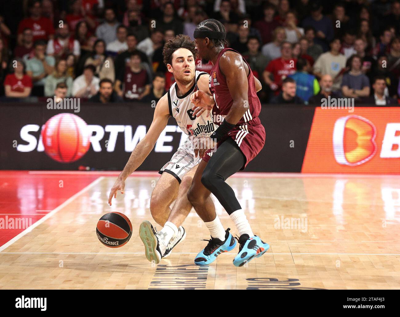 Allemagne, 30/11/2023, Zweikampf zwischen Alessandro Pajola (Virtus Segafredo Bologna, #6) et Sylvain Francisco (Bayern Basketball, #1). GER, FC Bayern Basketball vs Virtus Segafredo Bologne, Basketball, Euroleague, saison 2023/2024, 30.11.2023, photo : Eibner-Pressefoto/Marcel Engelbrecht Banque D'Images