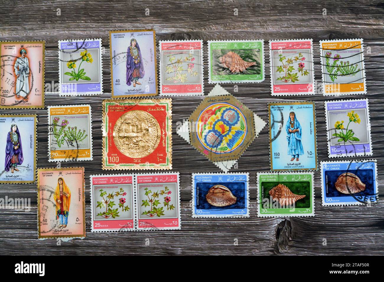 Le Caire, Égypte septembre 21 2022 : le sultanat omanais ancien a utilisé des timbres-poste à différentes époques sur un fond en bois, une couverture avec une série de timbres-poste Banque D'Images