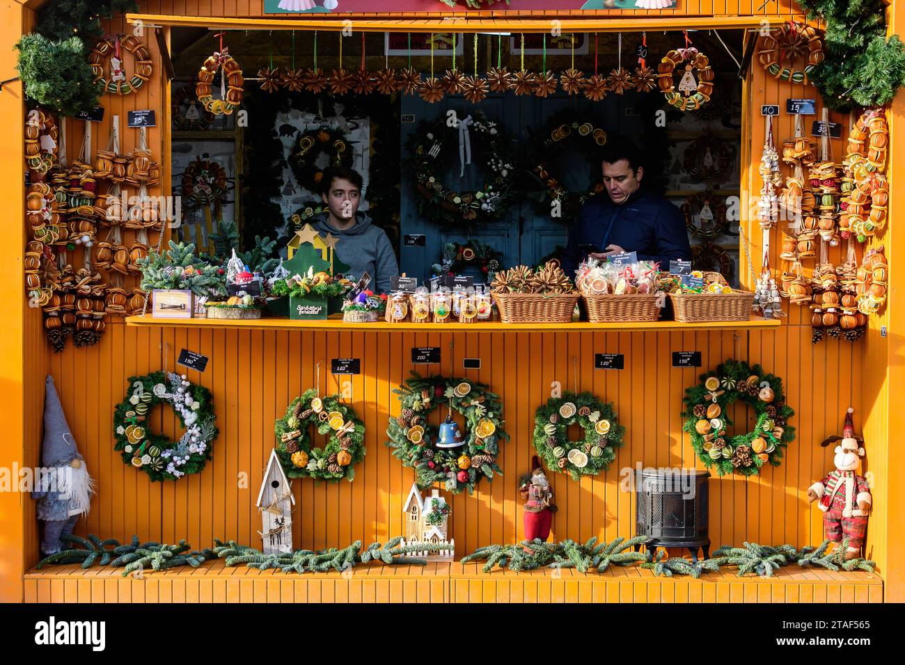 Bucarest, Roumanie, 30 novembre 2023 : décorations colorées faites à la main et cadeaux exposés à la vente au marché de Noël West Side à Drumul Taberei neig Banque D'Images