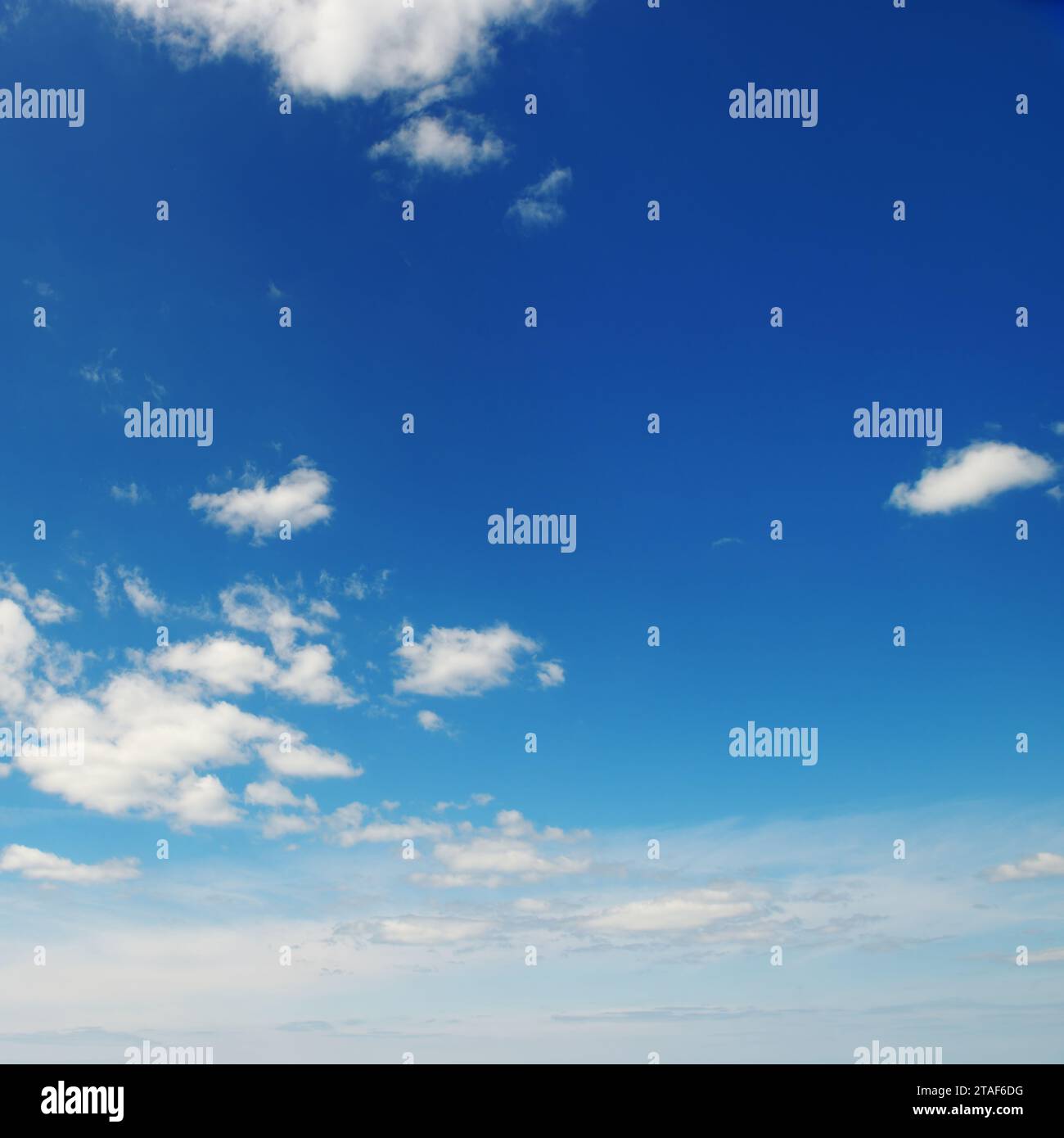 Les nuages blancs sur le ciel bleu Banque D'Images