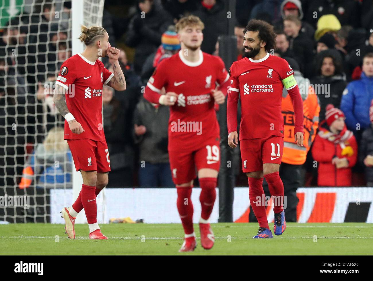 Anfield, Liverpool, Merseyside, Royaume-Uni. 30 novembre 2023. Europa League football, phases de groupes, Liverpool contre LASK ; Mohammed Salah de Liverpool célèbre avec ses coéquipiers après avoir marqué depuis le point de penalty pour 3-0 après 51 minutes crédit : action plus Sports/Alamy Live News Banque D'Images