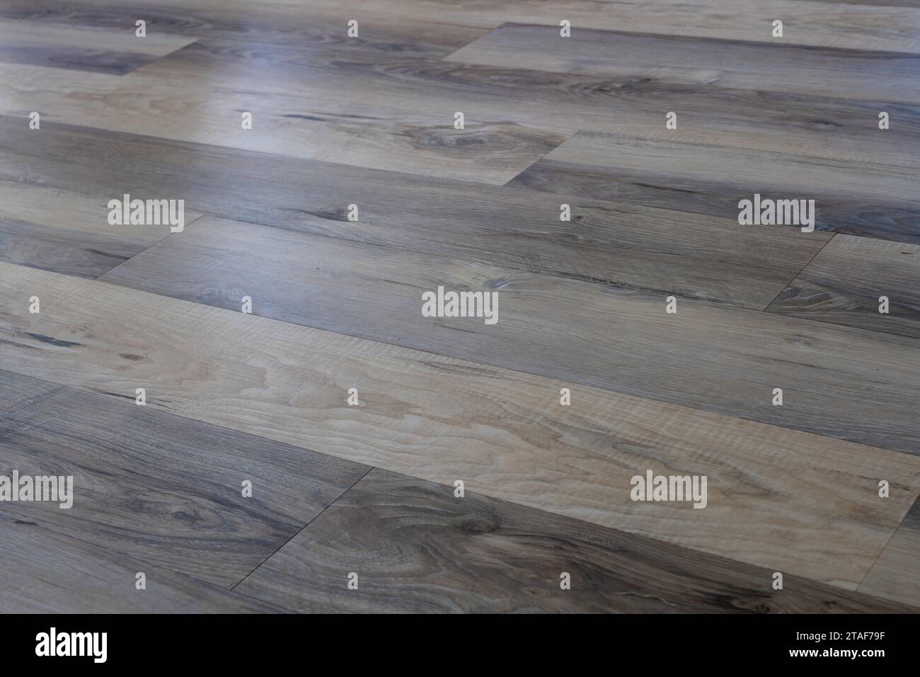 Planches de plancher de grain de bois de couleur brune et grise variées, vues sous un angle. Banque D'Images