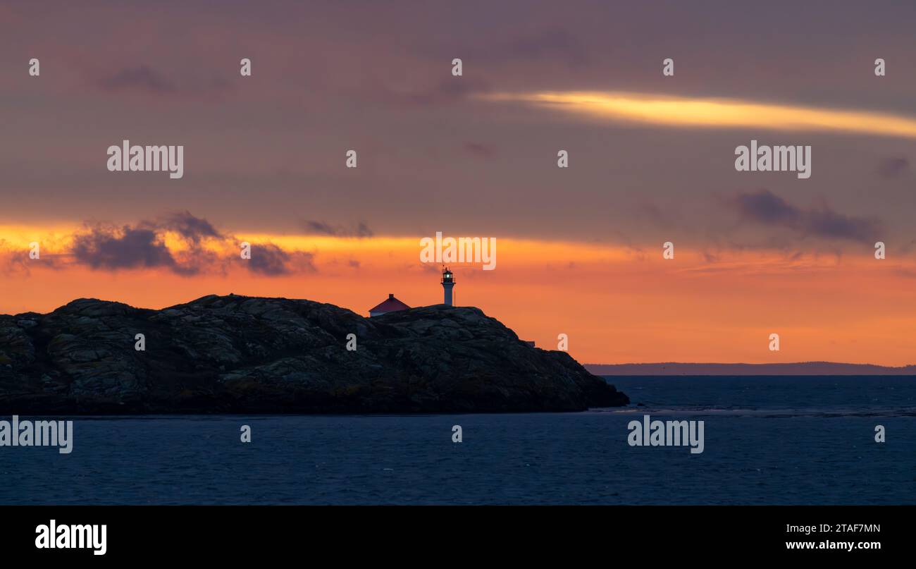 Le phare des îles Trial vu à l'aube de Harling point à Oak Bay, Colombie-Britannique, Canada. Banque D'Images