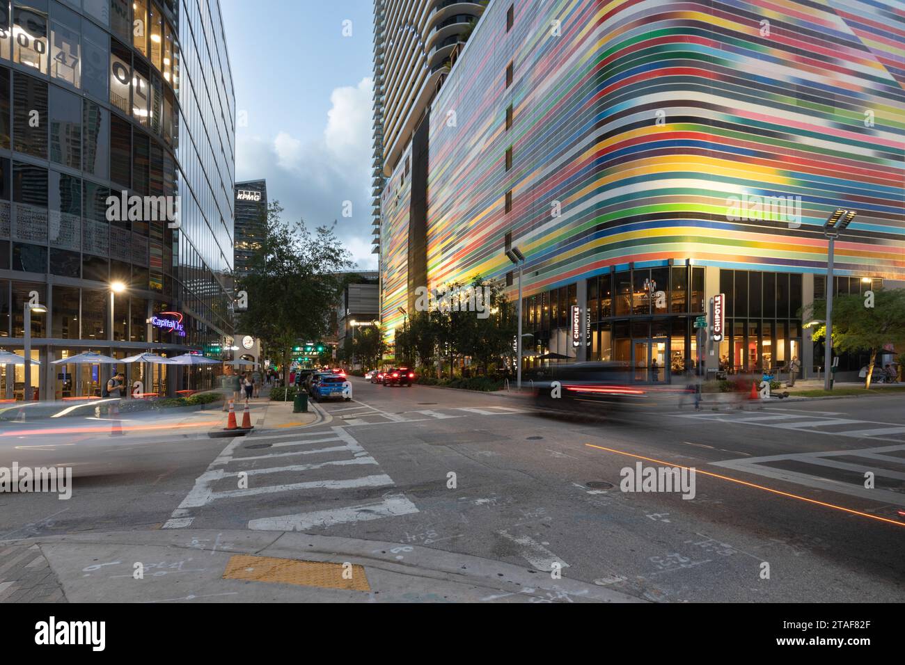 South Miami Avenue au crépuscule, Miami, Floride, États-Unis Banque D'Images