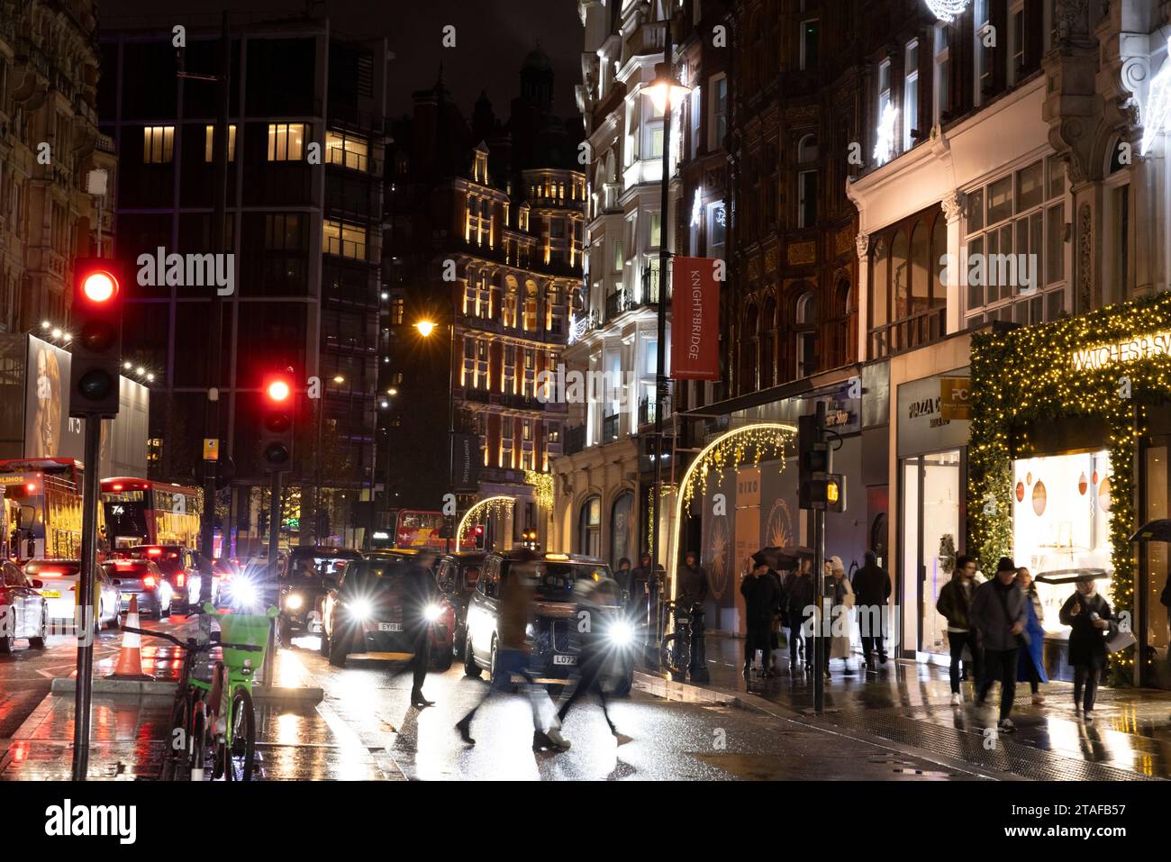 Knightsbridge l'un des quartiers les plus luxueux de Londres par une soirée humide aux heures de pointe, le West End de Londres, Angleterre, Royaume-Uni Banque D'Images