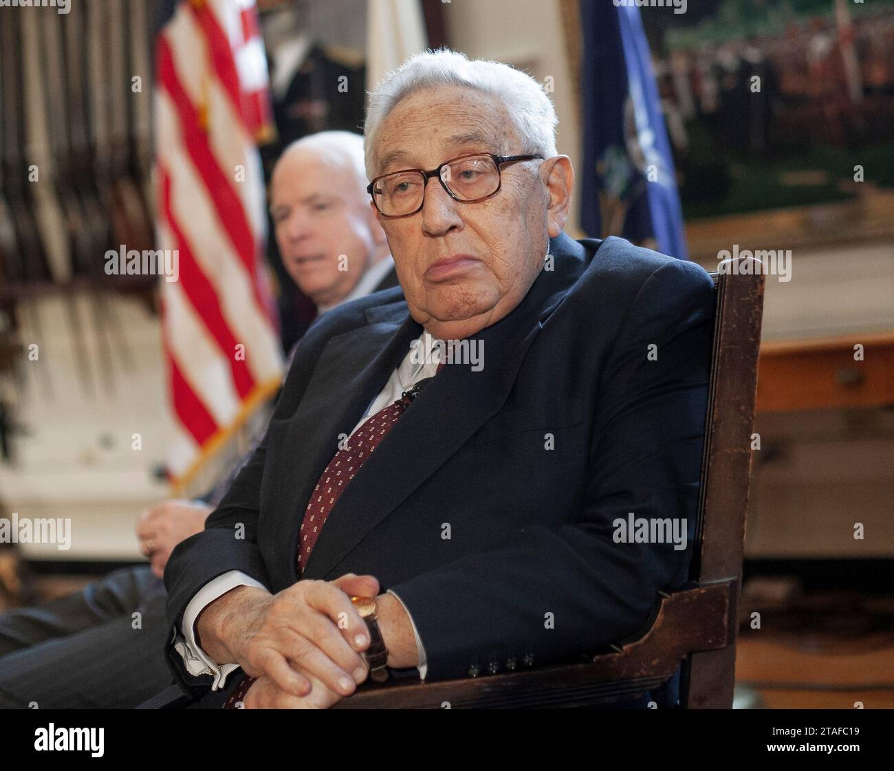 Boston, Massachusetts, États-Unis décembre 19 ,2007 ancien secrétaire d'État et ancien conseiller à la sécurité nationale Dr. Henry A. Kissinger et lauréat du prix Nobel de la paix avec l'ancien sénateur John McCain (R-AZ) à l'Armory Faneuil Hall de la Ancient and honorable Artillery Company à Boston le 19 décembre 2007. Kissinger est décédé le 29 novembre 2023 à l'âge de 11 ans dans sa maison du Connecticut. (Rick Friedman) Banque D'Images