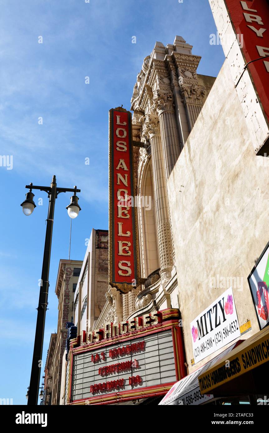 Le célèbre Los Angeles Theatre sur Broadway dans le quartier des théâtres du centre-ville présente un signe néon rouge vintage lettres jaunes. Banque D'Images
