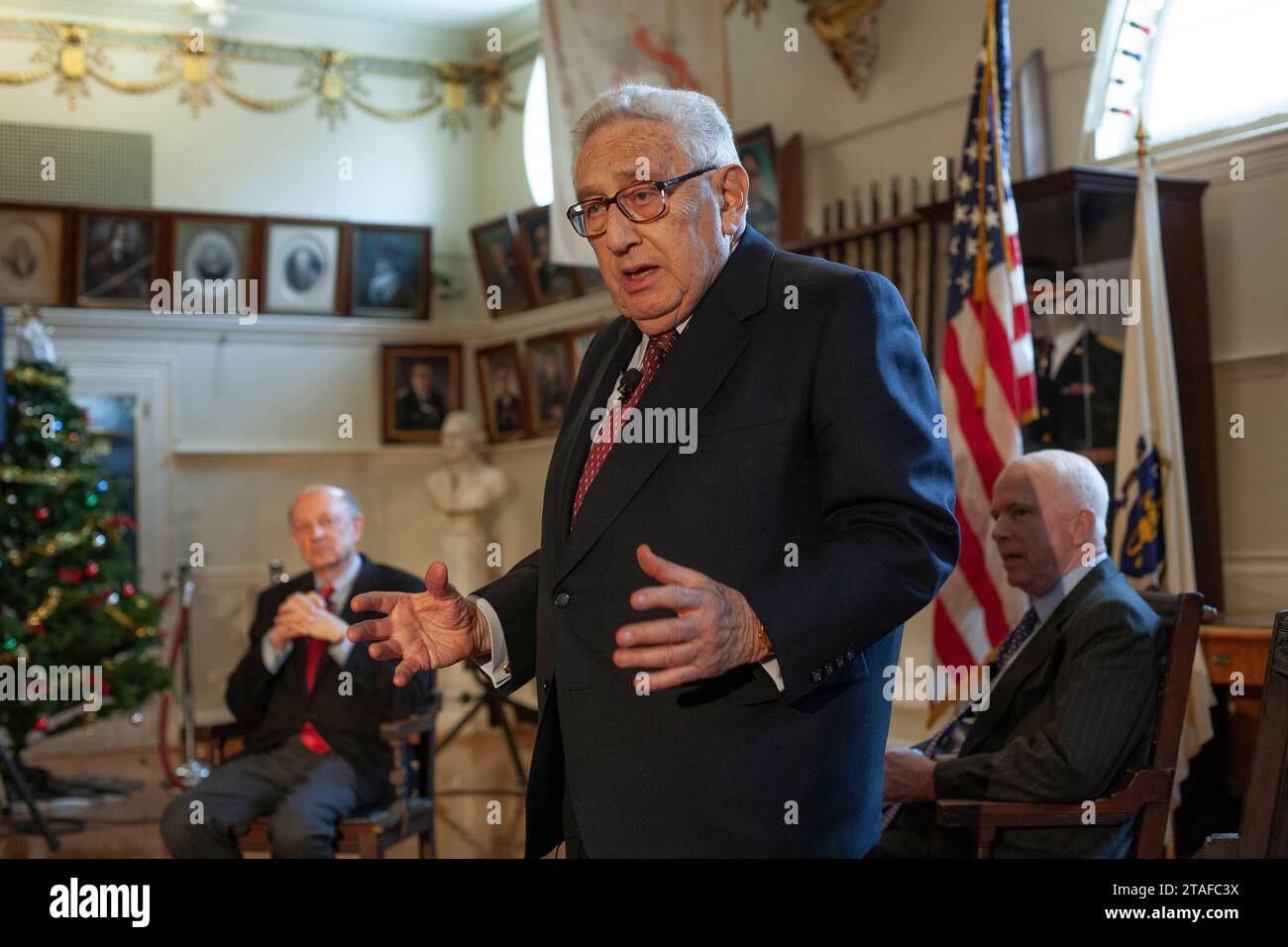 Boston, Massachusetts, États-Unis décembre 19 ,2007 ancien secrétaire d'État et ancien conseiller à la sécurité nationale Dr. Henry A. Kissinger et lauréat du prix Nobel de la paix avec l'ancien sénateur John McCain (R-AZ) à l'Armory Faneuil Hall de la Ancient and honorable Artillery Company à Boston le 19 décembre 2007. Kissinger est décédé le 29 novembre 2023 à l'âge de 11 ans dans sa maison du Connecticut. (Rick Friedman) Banque D'Images