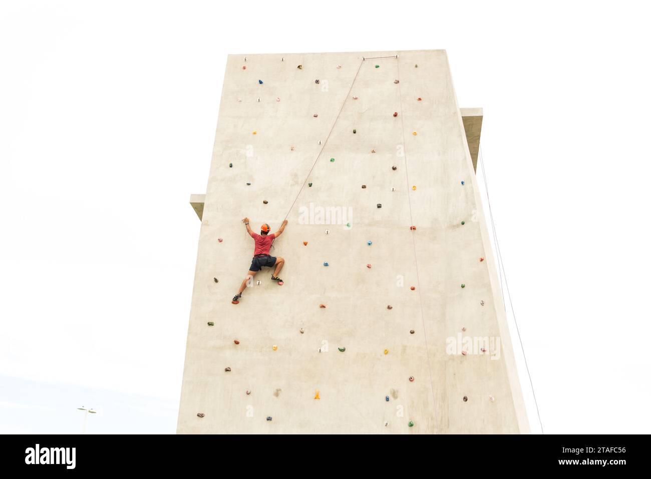 Salvador, Bahia, Brésil - 14 mars 2020 : Rappelist est vu escalader un mur de ciment dans le Parque dos Ventos dans la ville de Salvador, Bahia. Banque D'Images