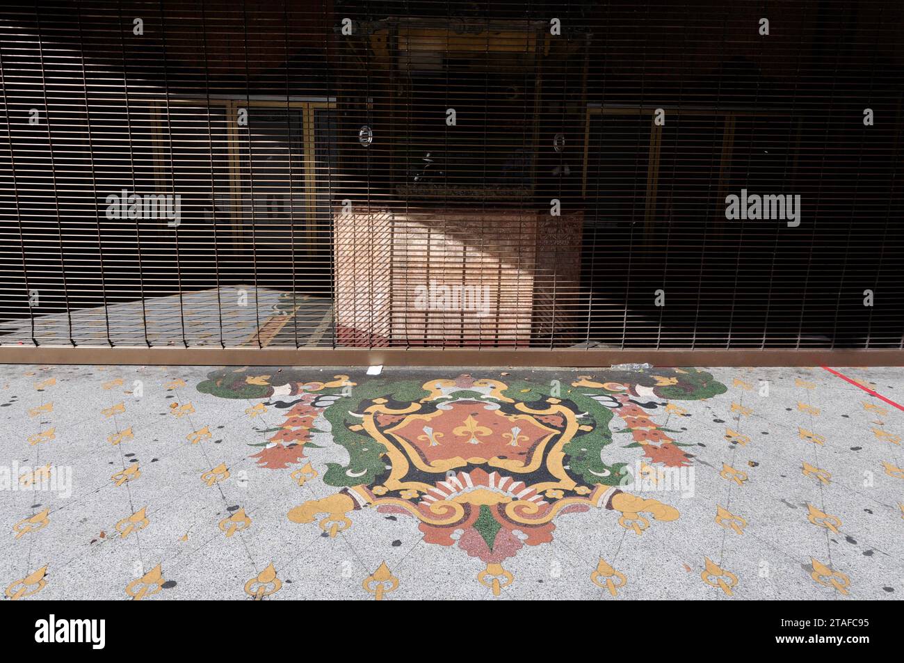 Un sol en terrazzo aux motifs élaborés vu à l'entrée d'un palais de cinéma historique dans le quartier des théâtres de Broadway à Los Angeles. Banque D'Images