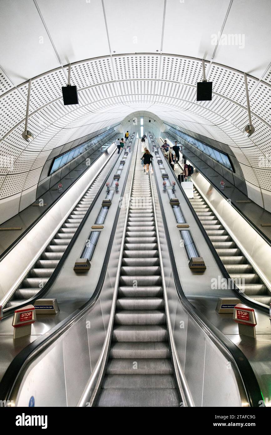 Escalators à la station Farringdon Elizabeth Line, Londres, Angleterre Banque D'Images