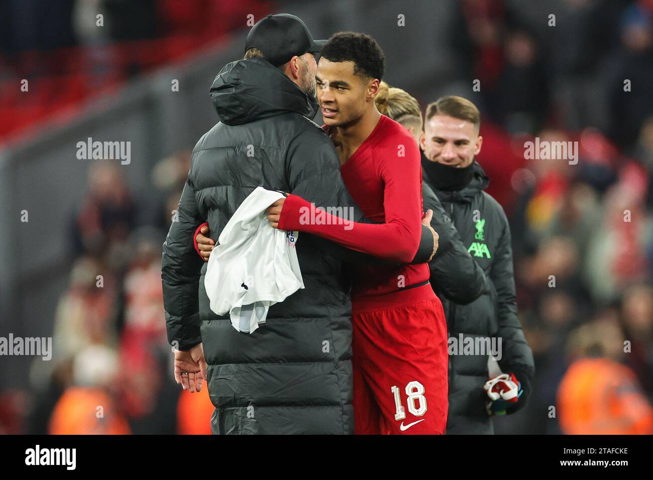 Jürgen Klopp Manager de Liverpool embrasse Cody Gakpo #18 de Liverpool à la fin du match de l'UEFA Europa League Group E Liverpool vs LASK à Anfield, Liverpool, Royaume-Uni, le 30 novembre 2023 (photo de Mark Cosgrove/News Images) crédit : News Images LTD/Alamy Live News Banque D'Images