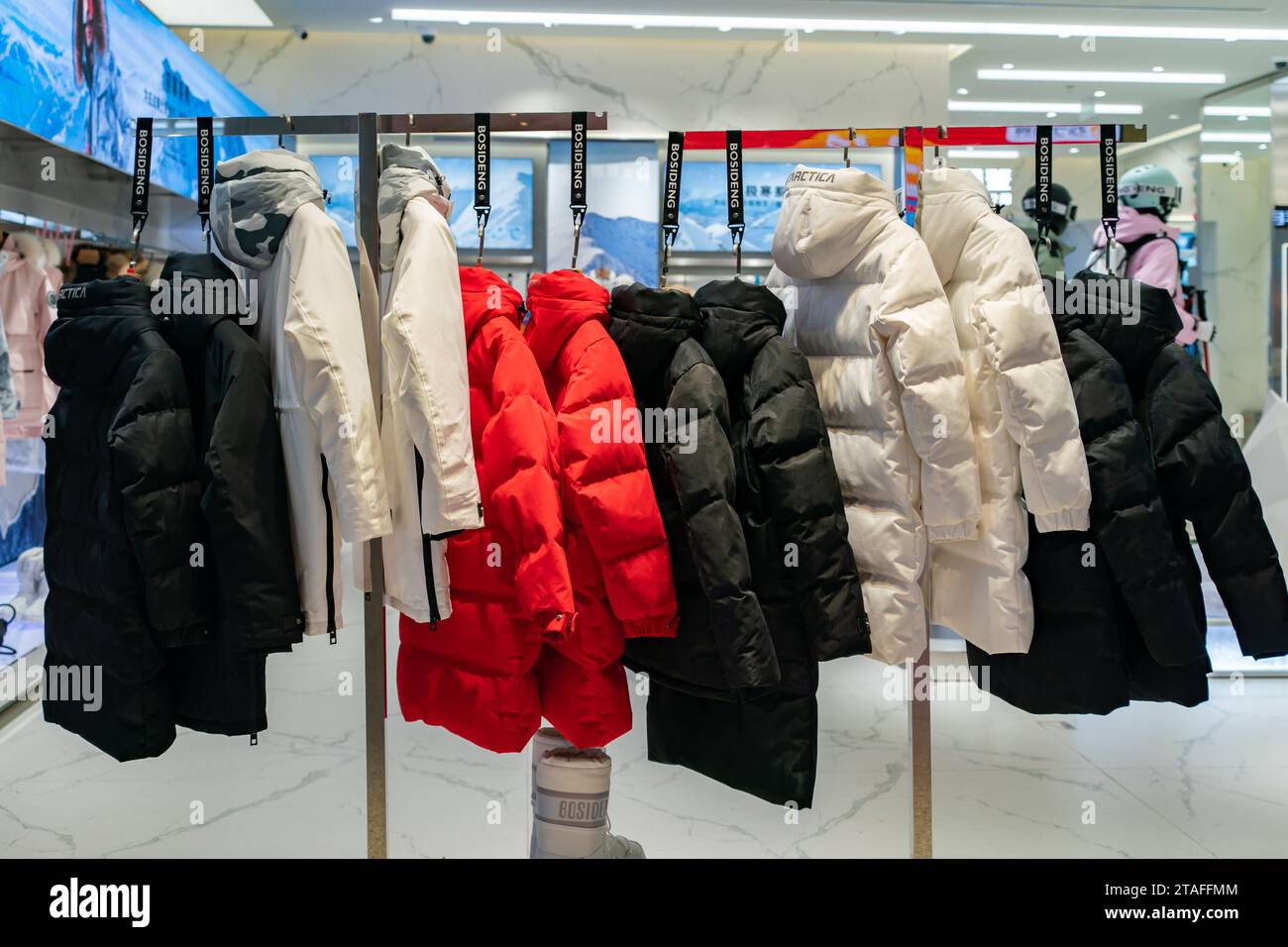 CHONGQING, CHINE - le 30 NOVEMBRE 2023 - Un magasin de la marque Bosideng duvet Jacket à Chongqing, en Chine, le 30 novembre 2023. Banque D'Images