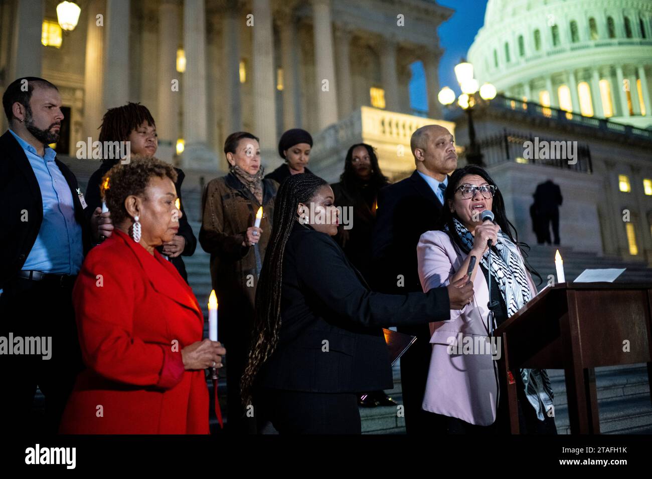 Washington, États-Unis. 30 novembre 2023. La représentante Rashida Tlaib (D-MI), à droite, mène une veillée pour pleurer les vies perdues à Gaza pendant le conflit en cours entre Israël et le Hamas, au Capitole des États-Unis, à Washington, DC, le jeudi 30 novembre, 2023. (Graeme Sloan/Sipa USA) crédit : SIPA USA/Alamy Live News Banque D'Images