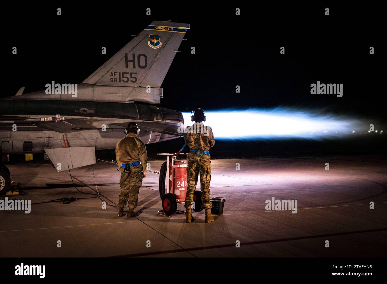 Des aviateurs de la 311th Aircraft Maintenance Unit effectuent la maintenance d'un post-brûleur de moteur de haute puissance de F-16 Viper à la base aérienne de Holloman, au Nouveau-Mexique, le 16 novembre 2023. Le fonctionnement du post-brûleur se produit lorsque le carburéacteur brut est injecté dans le dispositif d'augmentation du moteur, ce qui entraîne un long cône de feu hors de l'échappement et génère vingt-quatre mille livres de poussée propulsant la cellule. (Photo de l'US Air Force par l'aviateur de 1e classe Michelle Ferrari) Banque D'Images