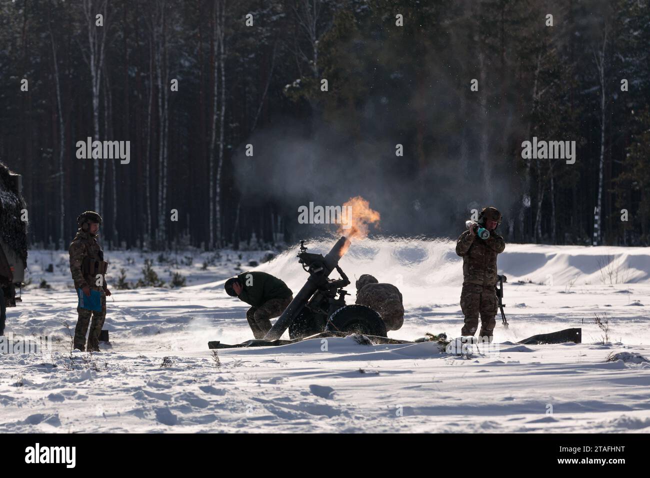 Des mortiers des Forces armées belges tirent un mortier français rapide tir Français de 120 millimètres au cours de l’exercice Ramming Bull qui s’est tenu dans la zone d’entraînement de Pabrade, Lituanie, le 28 novembre 2023. Ramming Bull est une série d'exercices de tir réel menés par le Groupement tactique de présence avancée renforcée de l'OTAN dirigé par l'Allemagne et conçus pour tester l'état de préparation, la cohésion et l'interopérabilité du Groupement tactique. Les pays de l'OTAN participant à l'exercice étaient la Belgique, l'Allemagne, la Lituanie, les États-Unis et les pays-Bas. La mission de la 3e Division d’infanterie en Europe est de s’engager dans une formation multinationale et exe Banque D'Images