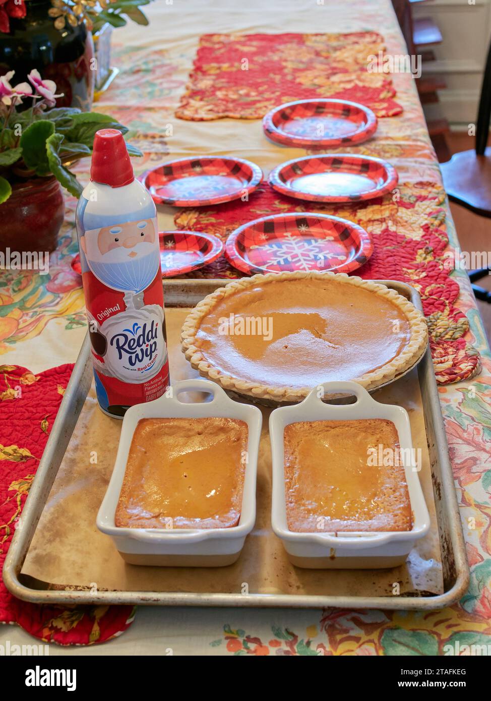Dessert de tarte à la citrouille sur un plateau avec une boîte de crème fouettée Reddi WIP à un repas de Noël ou Thanksgiving aux États-Unis. Banque D'Images