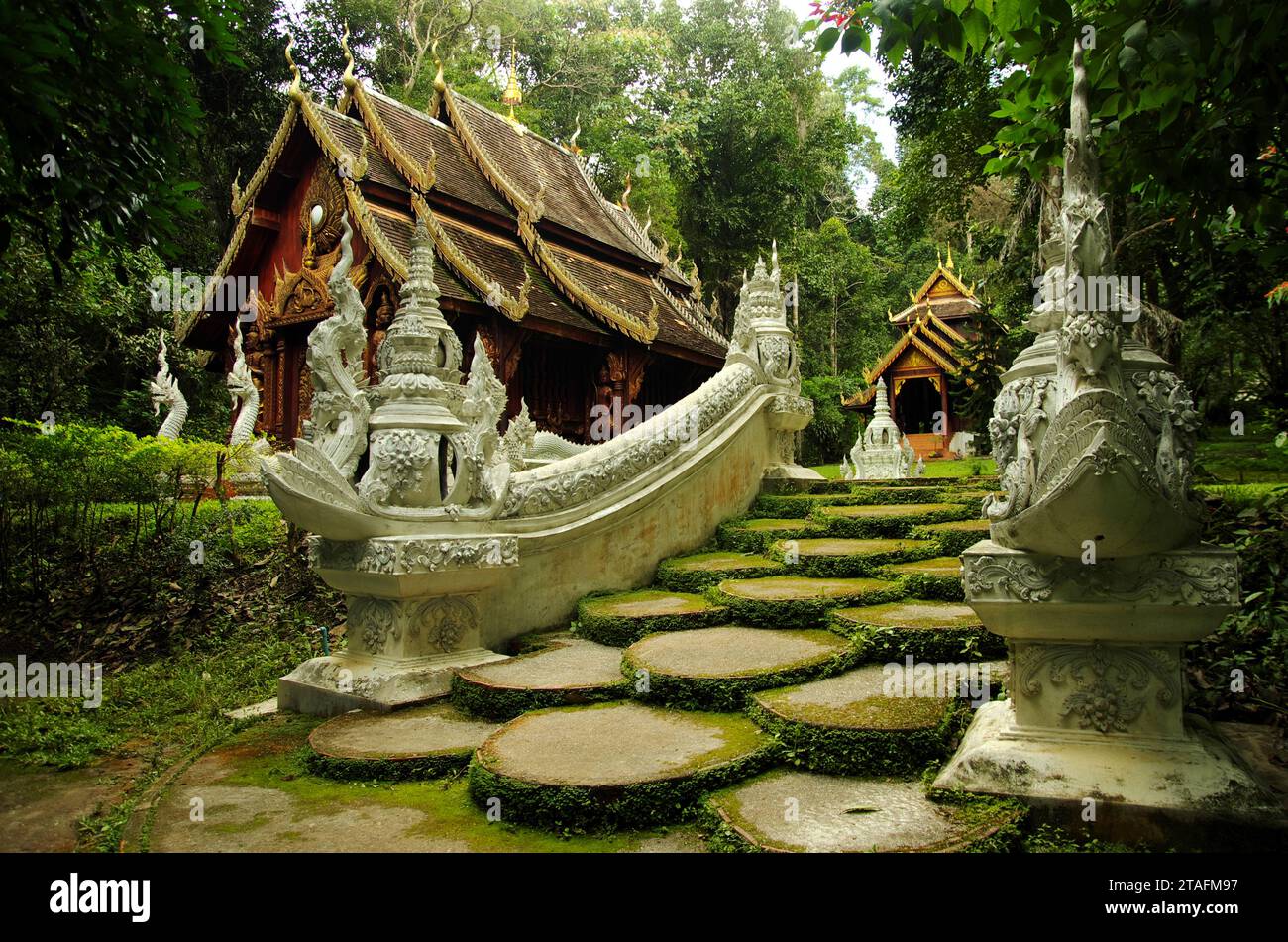 Temple de wat luang khun victoire à Chiang Mai. Un temple du patrimoine dans la forêt tropicale luxuriante. Banque D'Images
