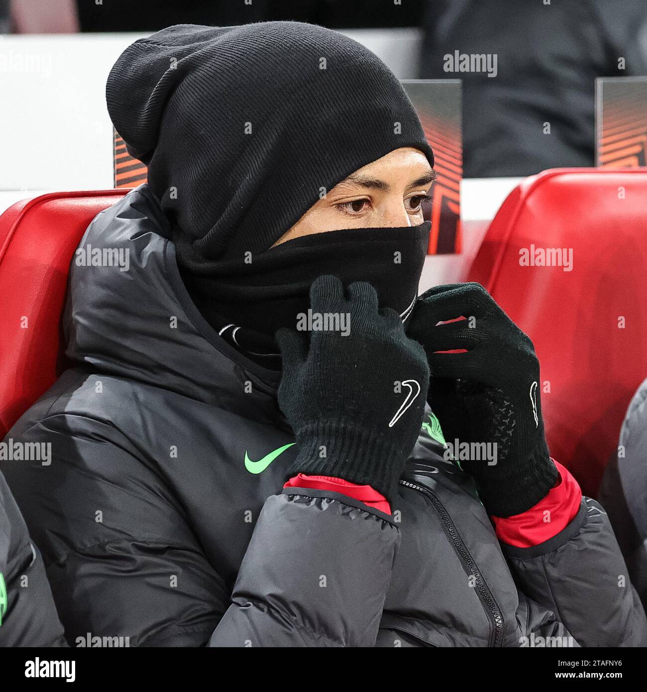 Liverpool, Royaume-Uni. 30 novembre 2023. Virgil van Dijk #4 de Liverpool sur le banc portant des gants Nike lors du match de l'UEFA Europa League Liverpool vs LASK à Anfield, Liverpool, Royaume-Uni, le 30 novembre 2023 (photo de Mark Cosgrove/News Images) à Liverpool, Royaume-Uni le 11/30/2023. (Photo de Mark Cosgrove/News Images/Sipa USA) crédit : SIPA USA/Alamy Live News Banque D'Images
