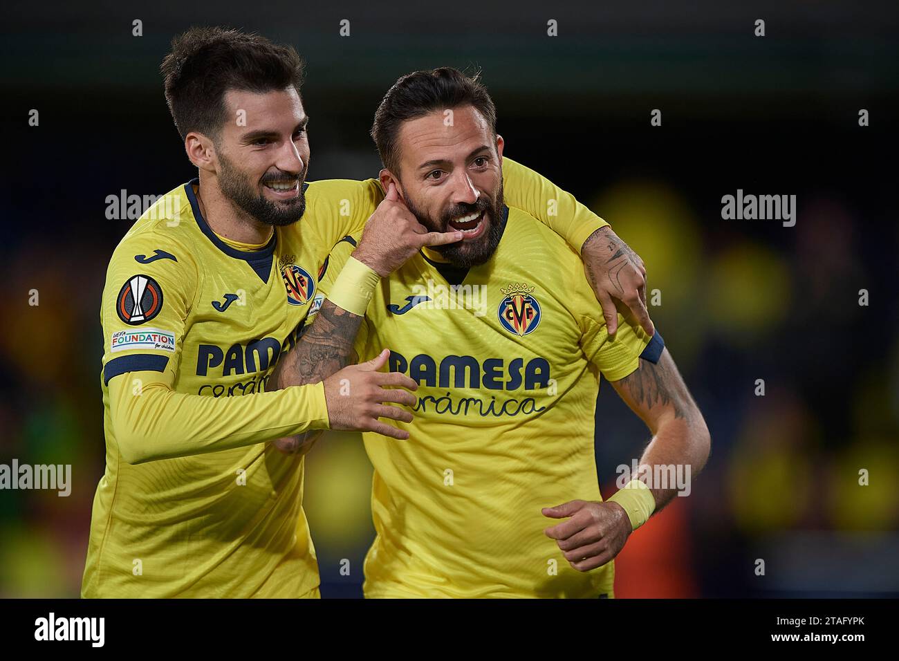 Vila Real. 1 décembre 2023. Jose Luis Morales (droite) de Villarreal célèbre après avoir marqué un but lors du match du groupe F de l'UEFA Europa League entre Villarreal CF et Panathinaikos FC à Vila-Real, Espagne, le 30 novembre 2023. Crédit : Pablo Morano/Xinhua/Alamy Live News Banque D'Images