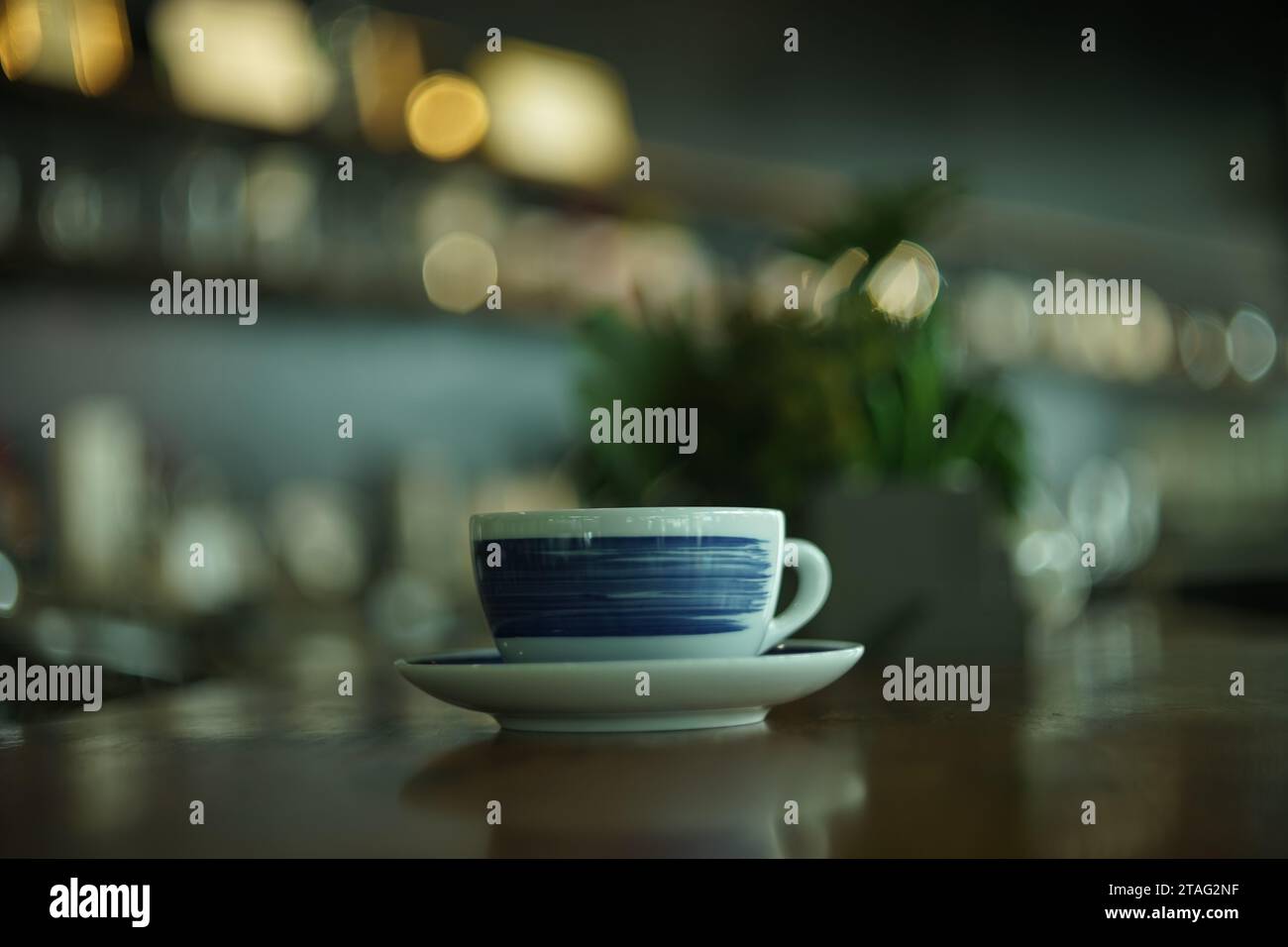 L'espace café dans la petite ville de Saigon a un look républicain ancien, les vieux vases, les vieilles chaises, les vieilles guitares ont tous leurs propres caractéristiques uniques. Banque D'Images