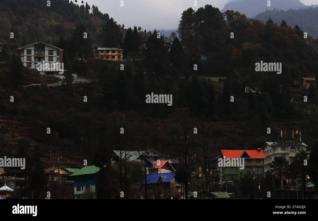 vue panoramique de la station de colline brumeuse lachung en été, entouré par la forêt et les montagnes de l'himalaya, au nord du sikkim en inde Banque D'Images