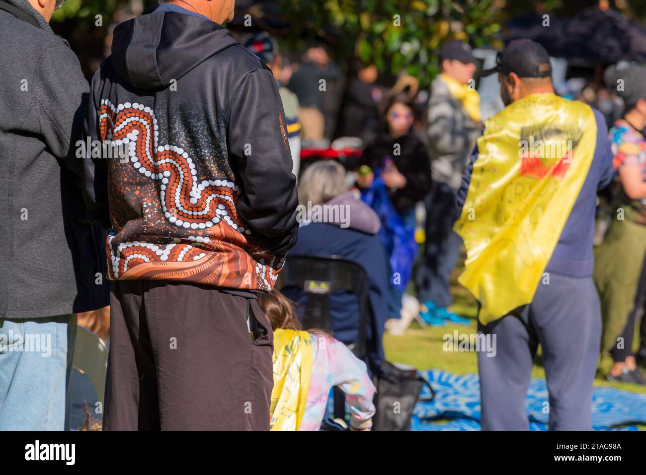 Homme autochtone autochtone des Premières Nations portant une veste d'art Kinchela à l'événement Sorry Day à Sydney pendant la semaine de la réconciliation nationale Banque D'Images