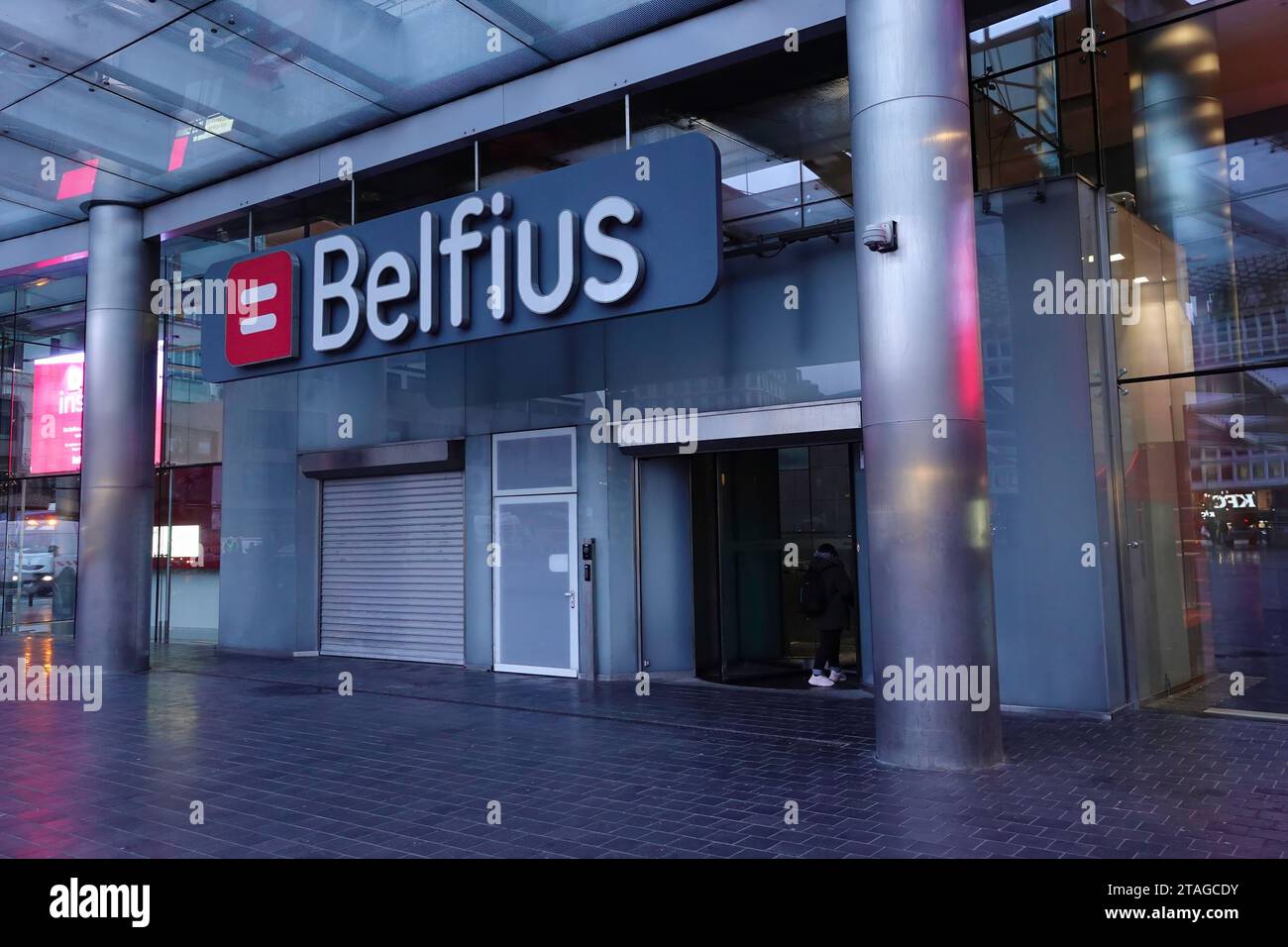 Bruxelles, Brabant, Belgique 11 17 2023 - gros plan naturel sur l'entrée du siège de la banque Belfius Finance sur la place Rogier au petit matin avec lo Banque D'Images
