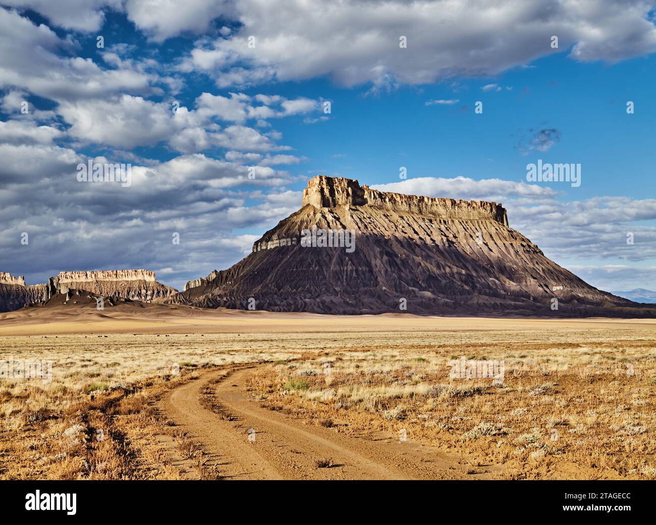 Factory Butte, à sommet plat, isolé dans la montagne de grès du désert de l'Utah, USA Banque D'Images