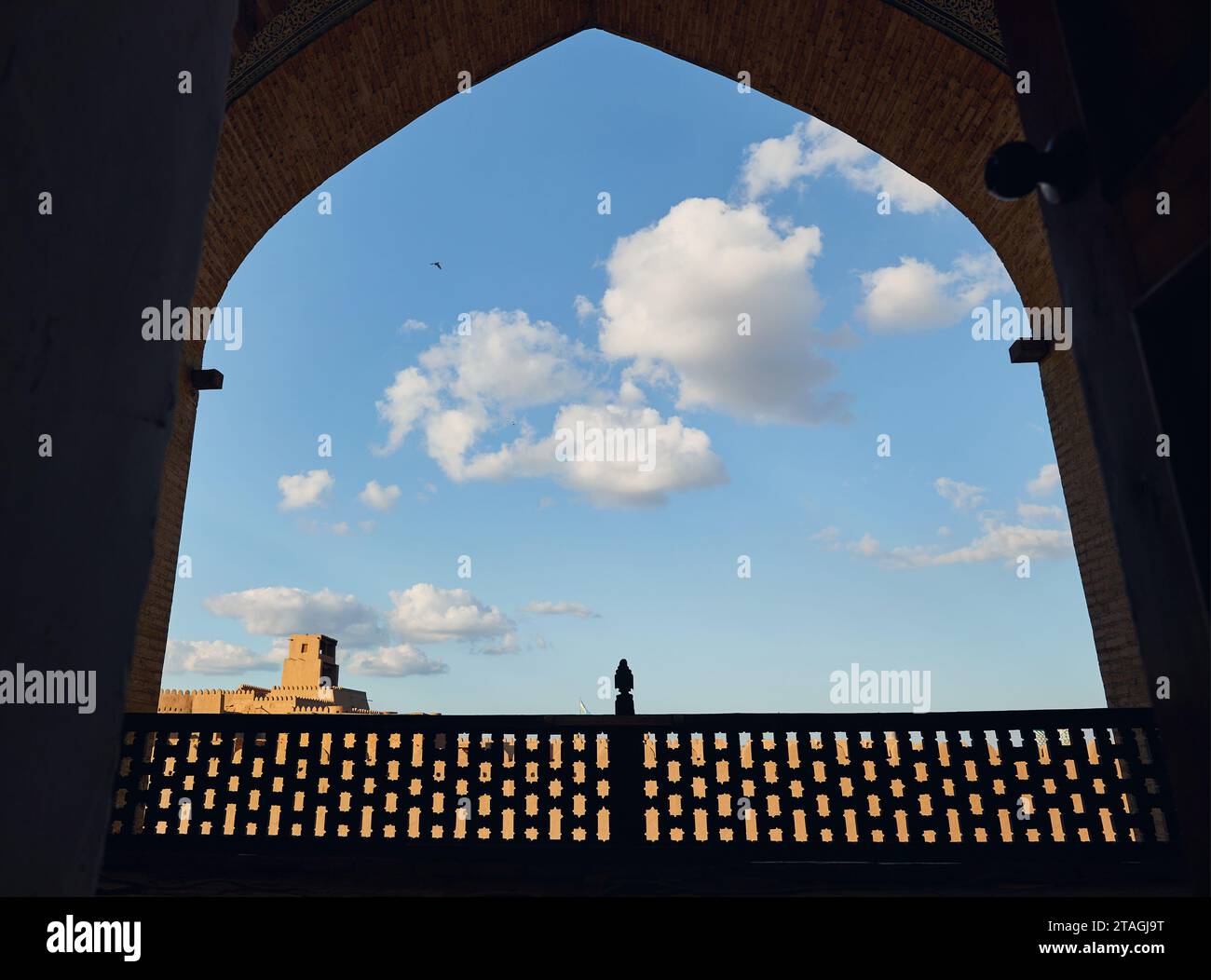 Muhammad Amin Khan madrassah fenêtre à la citadelle Kunya Ark forts et ciel bleu dans la ville antique Itchan Kala à Khiva, Ouzbékistan. Banque D'Images