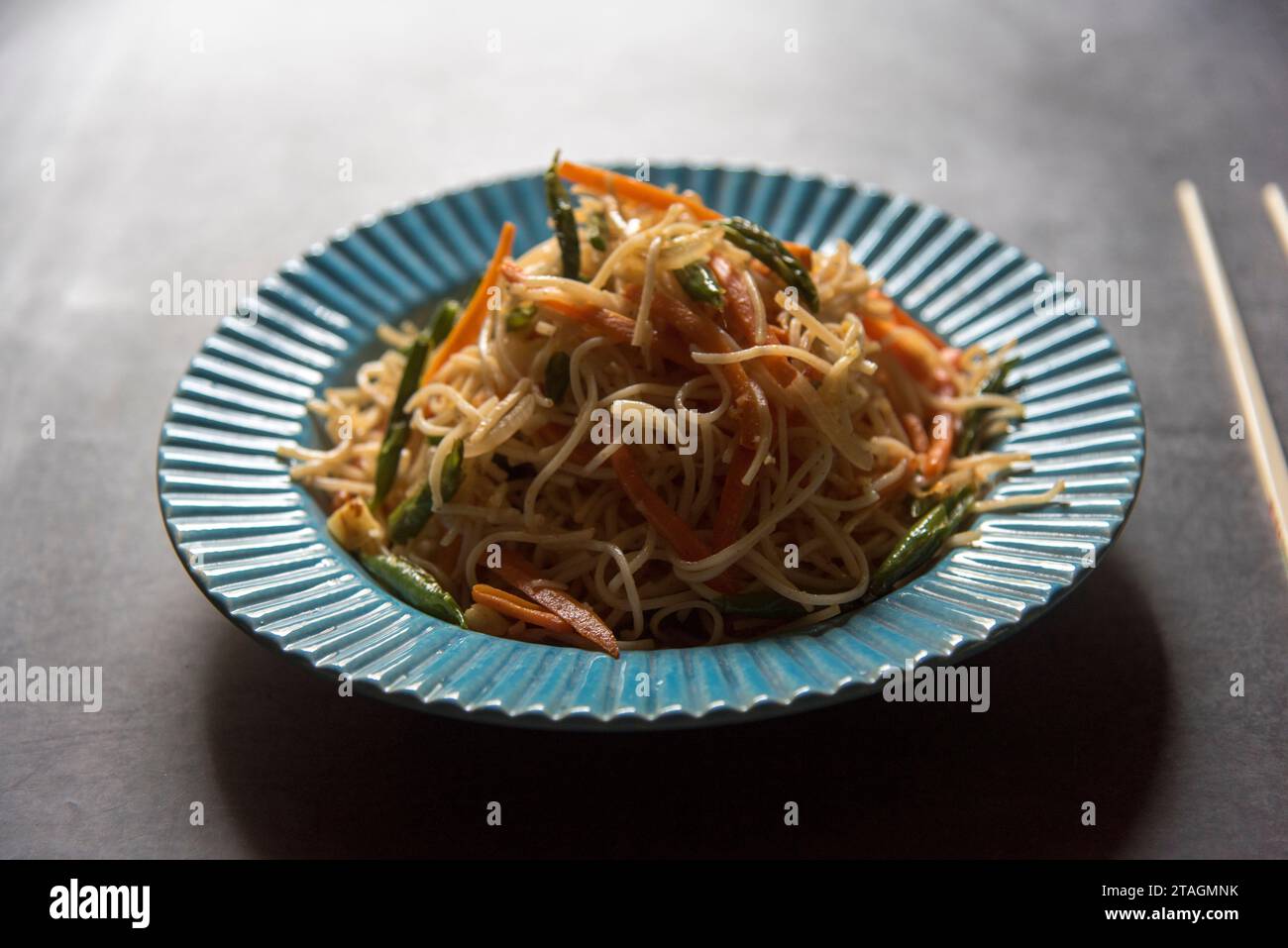 Nouilles Schezwan ou chowmein hakka de légumes servis dans un bol. Banque D'Images