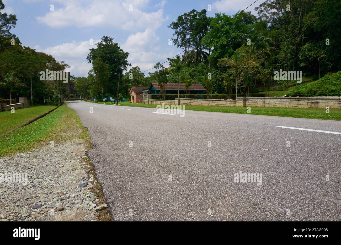 Routes asphaltées dans les petites villes et les zones rurales Banque D'Images