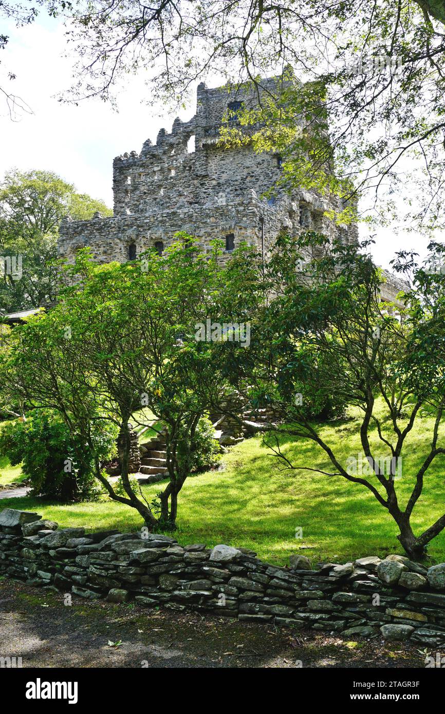 Visible à travers les arbres, le château de Gillette est situé à East Haddam, Connecticut. Le manoir de style médiéval a été conçu par l'acteur William Gillette Banque D'Images