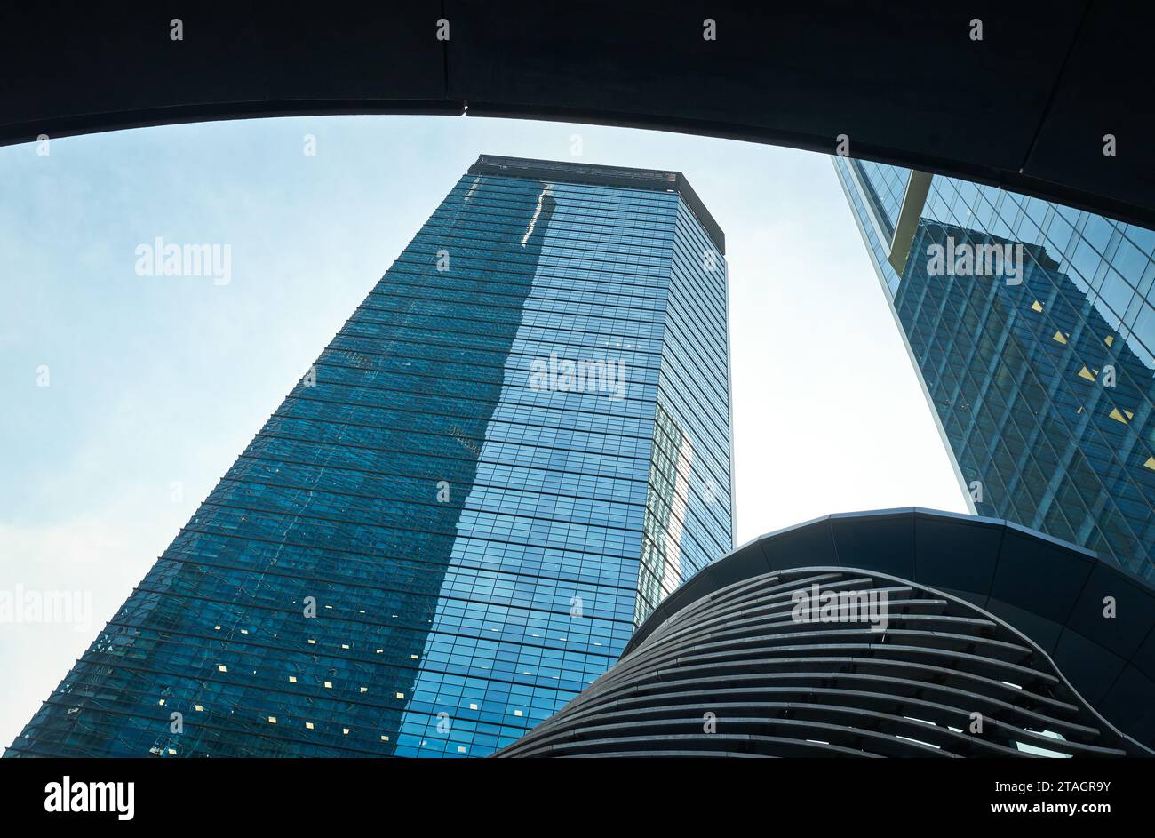 Vue à faible angle des gratte-ciel à Kuala Lumpur, Malaisie. Banque D'Images