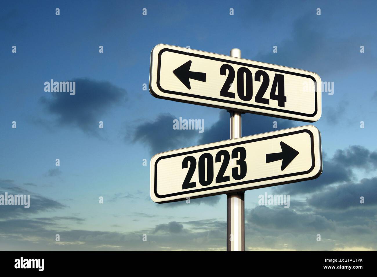 Les panneaux routiers indiquent le chemin vers la nouvelle année 2024 et l'ancienne année 2023 
