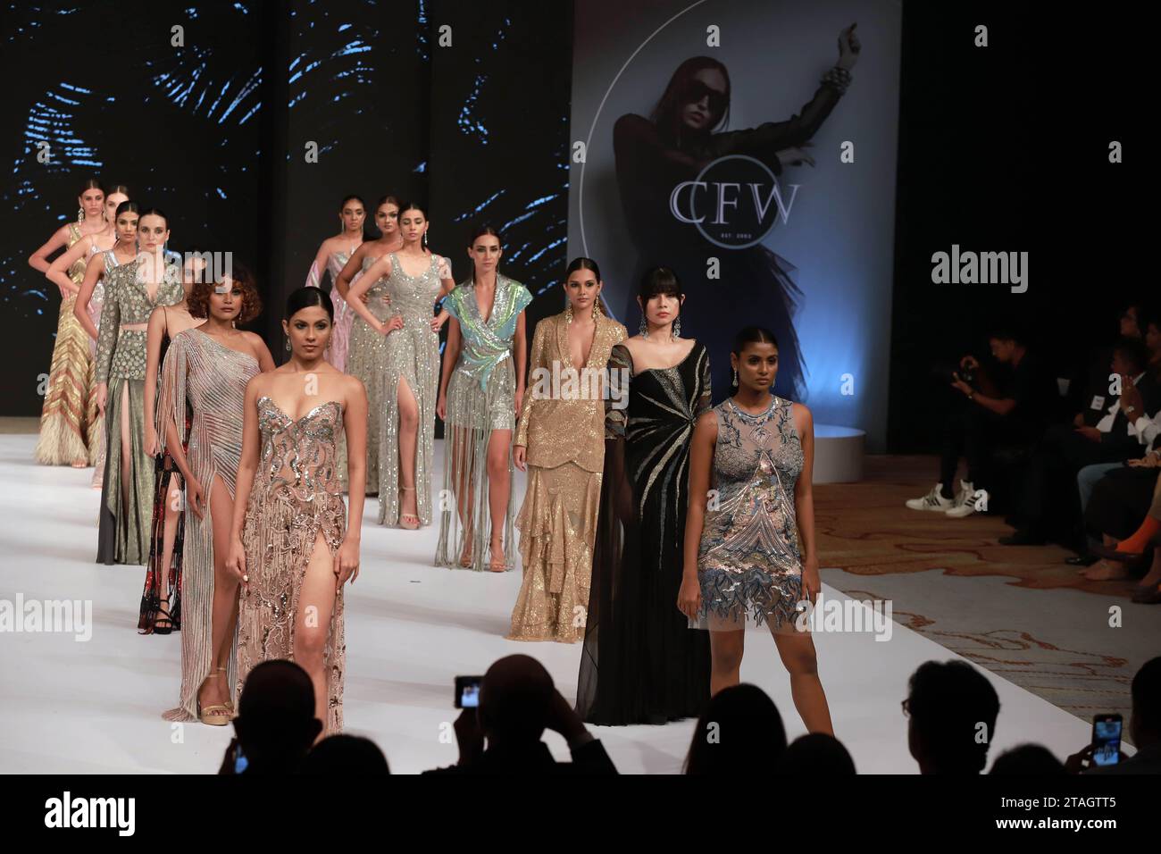 Colombo, Sri Lanka. 30 novembre 2023. Les mannequins présentent leurs créations à la Colombo Fashion week, à Colombo, Sri Lanka, le 30 novembre 2023. Crédit : Ajith Perera/Xinhua/Alamy Live News Banque D'Images