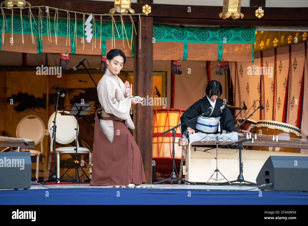 Kyoto, Japon - 4 2023 novembre : Festival Nishijin TABI Kyoto Music Village. Artistes jouant sur la scène de l'événement. Banque D'Images