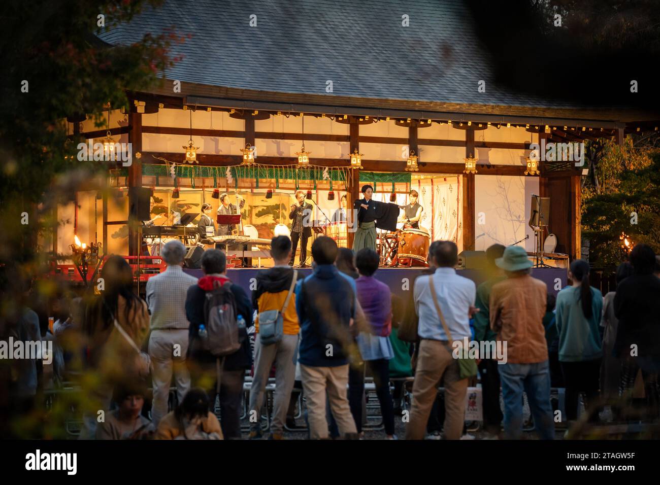 Kyoto, Japon - 4 2023 novembre : Festival Nishijin TABI Kyoto Music Village. Artistes jouant sur la scène de l'événement. Banque D'Images