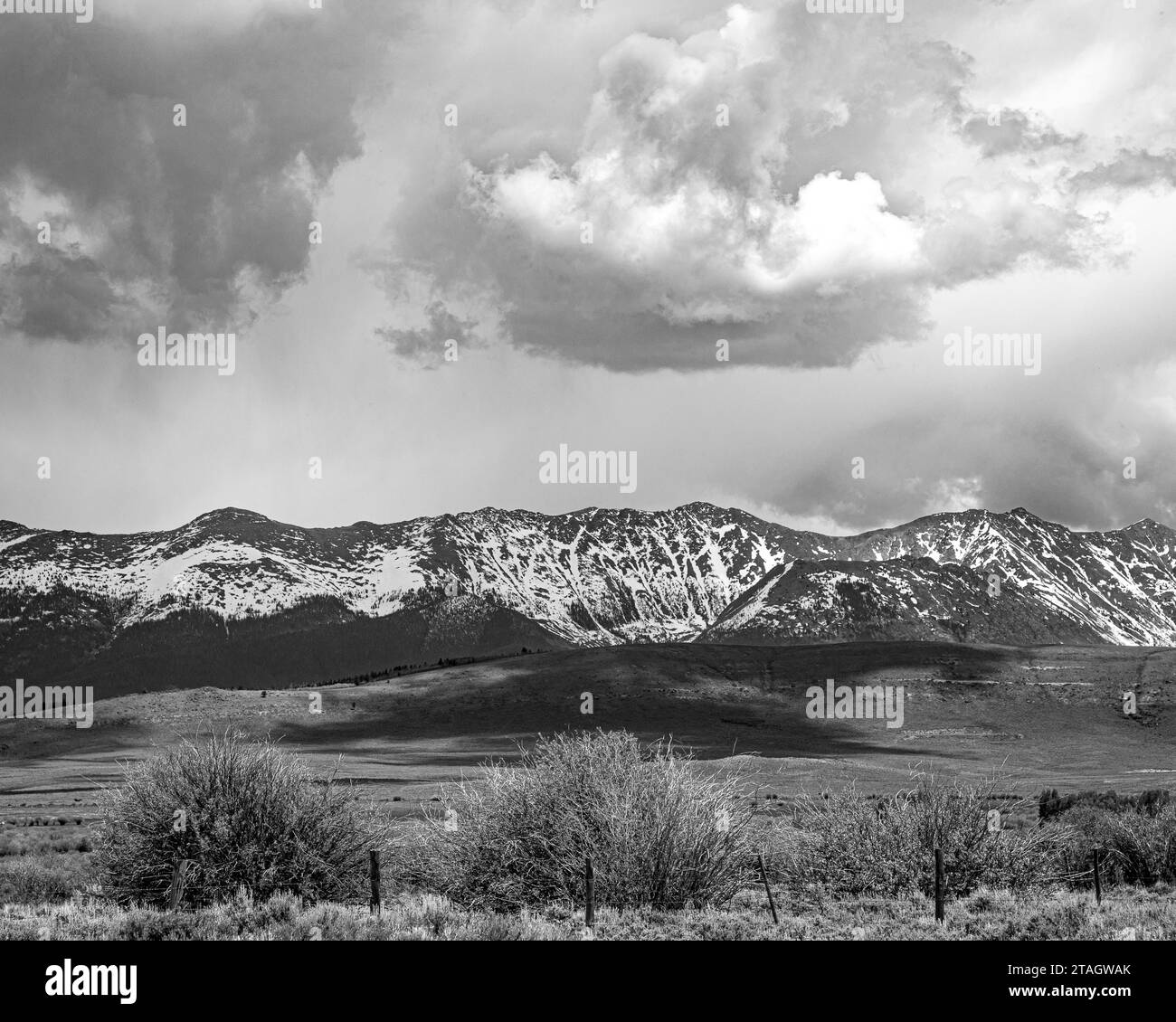 Colorado Rocky Mountains - Un vaste paysage désertique sous les nuages et les sommets des montagnes en arrière-plan Banque D'Images