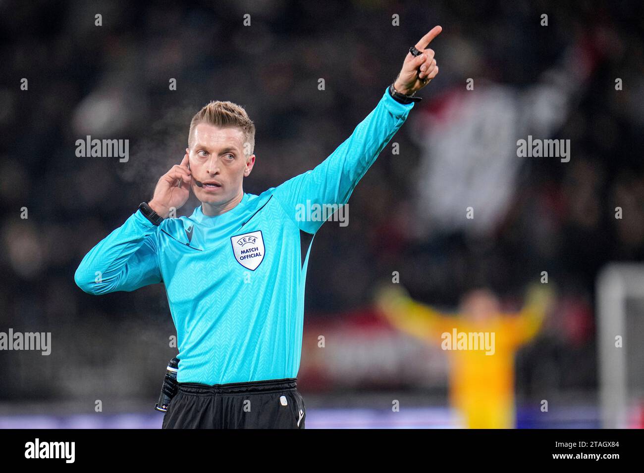 Alkmaar, Niederlande. 30 novembre 2023. L'arbitre Oleksii Derevinskyi vérifie sa radio lors du match Groupe E - UEFA Europa Conference League 2023/24 entre AZ Alkmaar et HSK Zrinjski le 30 novembre 2023 à Alkmaar, pays-Bas crédit : dpa/Alamy Live News Banque D'Images