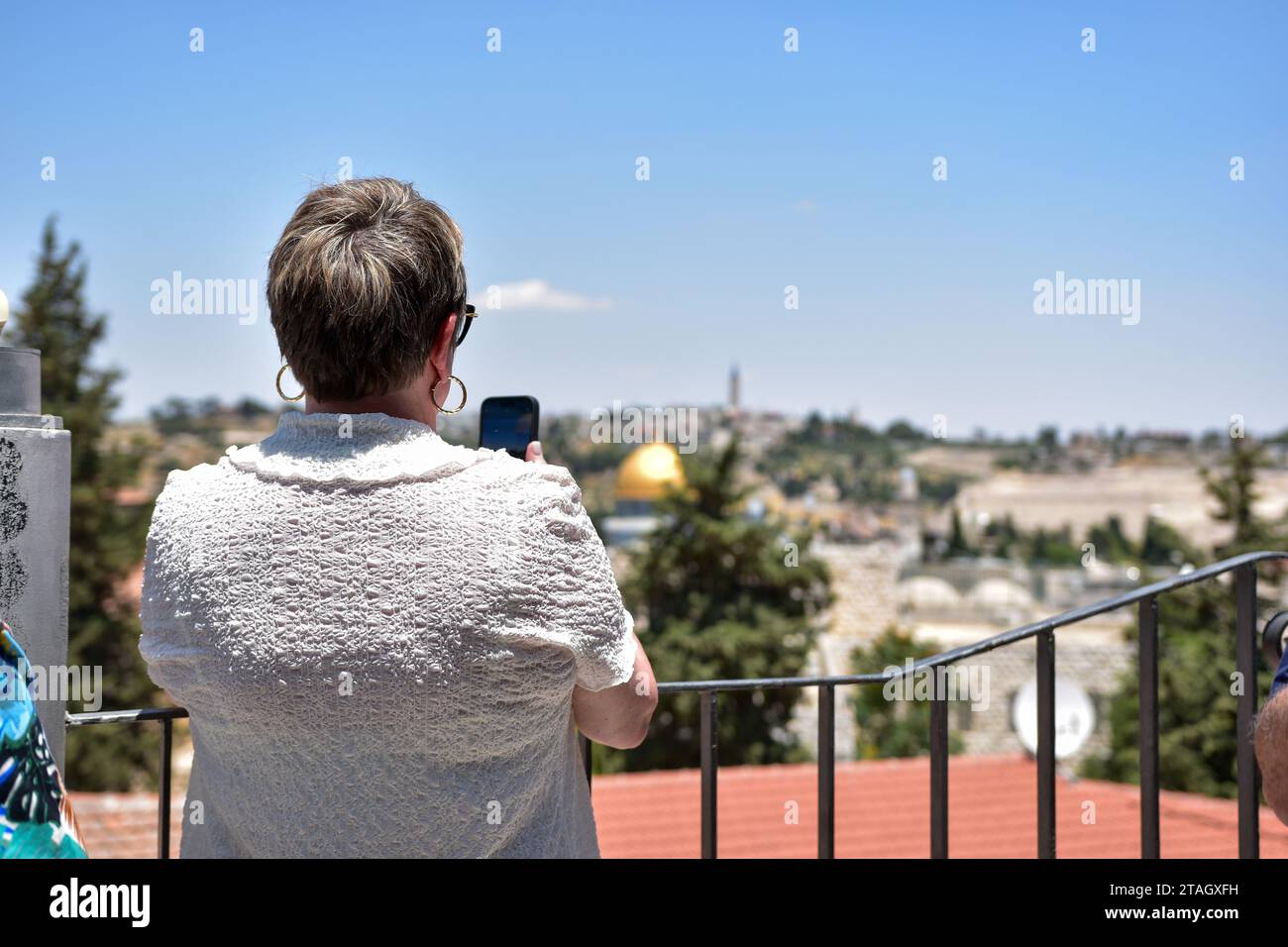 Une femme prenant des photos des bâtiments de la ville. Jérusalem, Israël Banque D'Images
