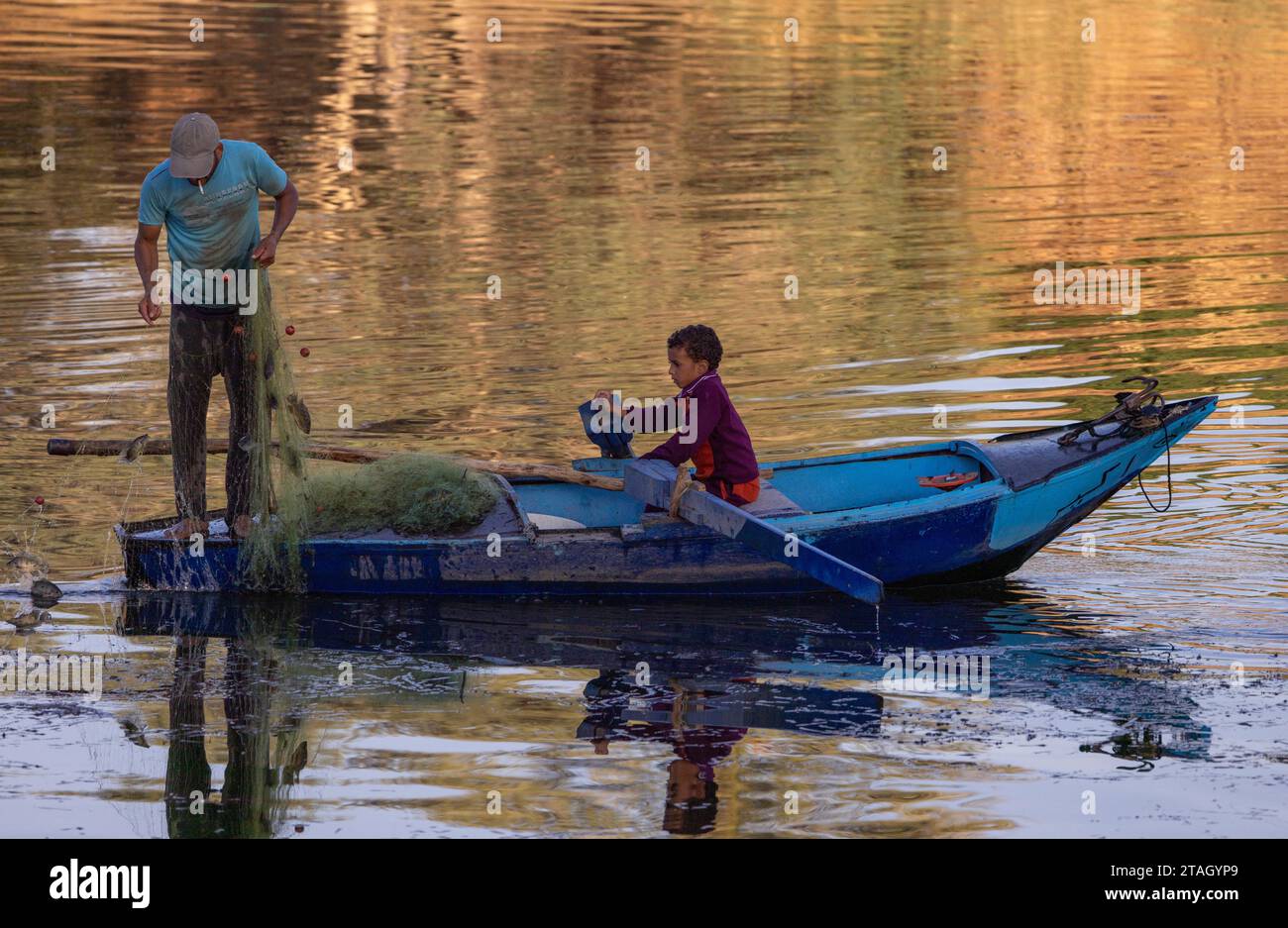 Pêcheur et fils en barque sur le Nil, Louxor, Égypte Banque D'Images