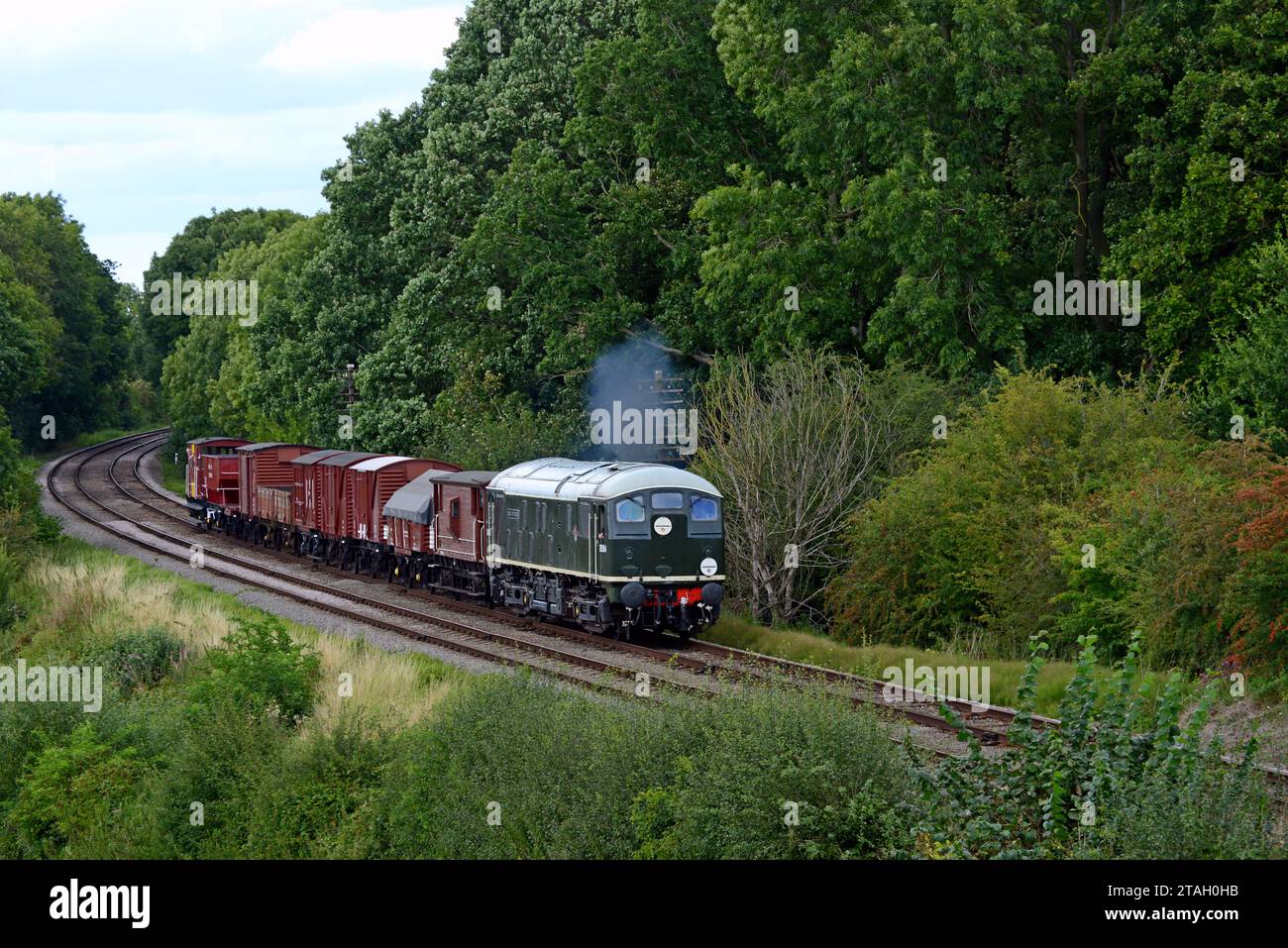 D5054 Phil Southern, classe 24 Sulzer diesel loco avec un train de marchandises de démonstration au Great Central Heritage Railway, Leics, août 2023 Banque D'Images