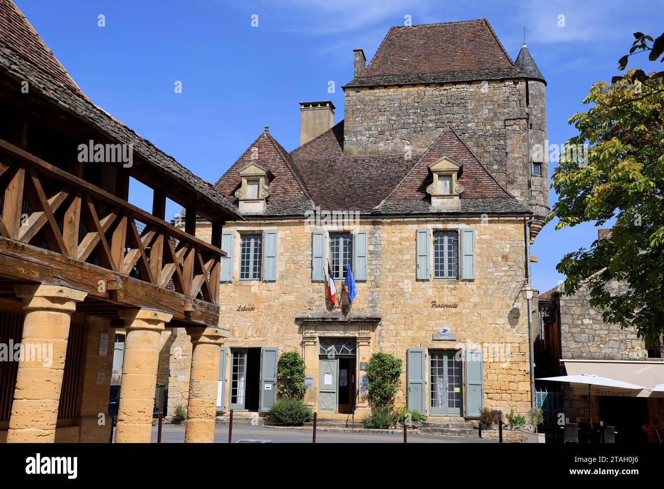 Hôtel particulier du Gouverneur (15e siècle) au centre de la bastide de Domme créée en 1281 par le roi Philippe le Hardi. Ce monument actuellement Banque D'Images