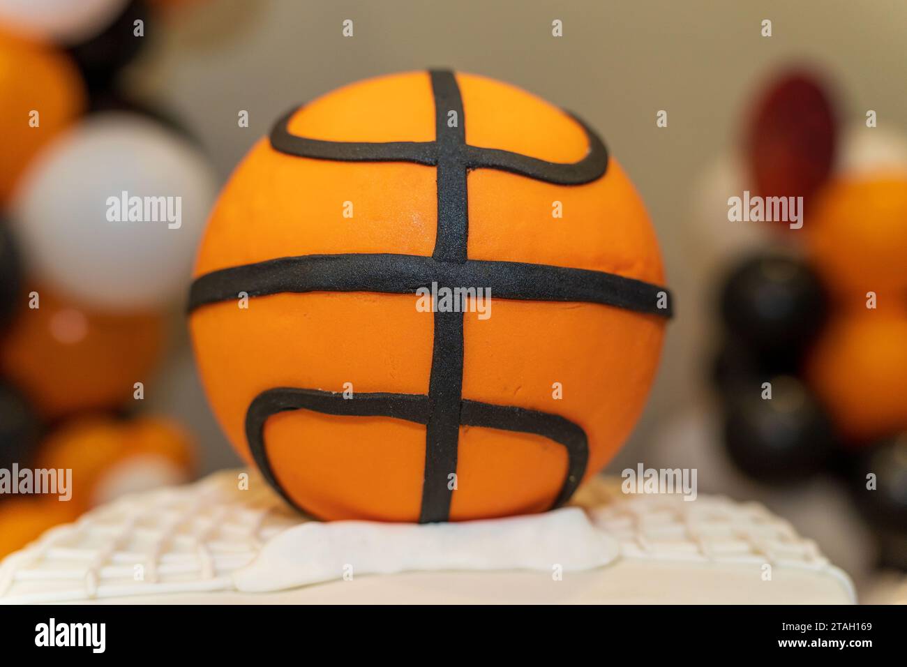 Joyeux gâteau d'anniversaire, j'adore ce jeu, thème de basket-ball. Logo NBA. Ballons noirs, blancs et orange. En arrière-plan. Mur blanc. Banque D'Images