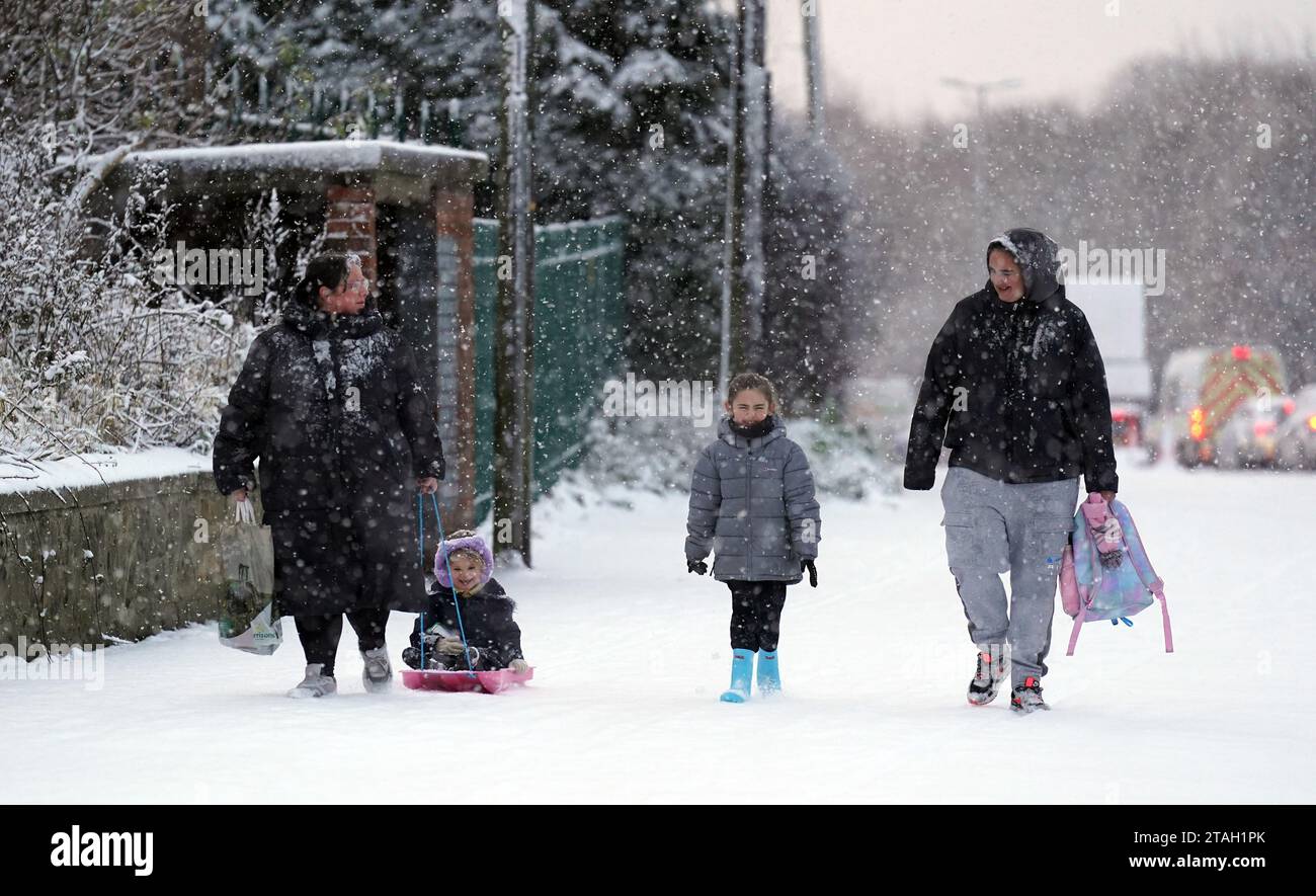 Des gens dans la neige à Gateshead. Un avertissement météorologique jaune pour la neige et la glace restera en place vendredi pour la côte est du Royaume-Uni, s'étendant de l'Écosse à l'est de l'Anglia. Les avertissements de glace demeurent en vigueur pour l'Irlande du Nord et le sud-ouest de l'Angleterre. Date de la photo : Vendredi 1 décembre 2023. Banque D'Images
