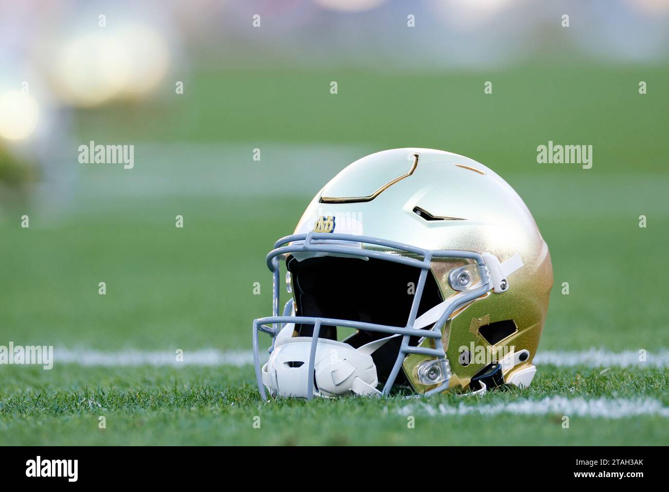 Vue détaillée d'un casque irlandais de combat de notre Dame avant un match de football universitaire de saison régulière contre le Cardinal de Stanford, samedi 25 novembre Banque D'Images