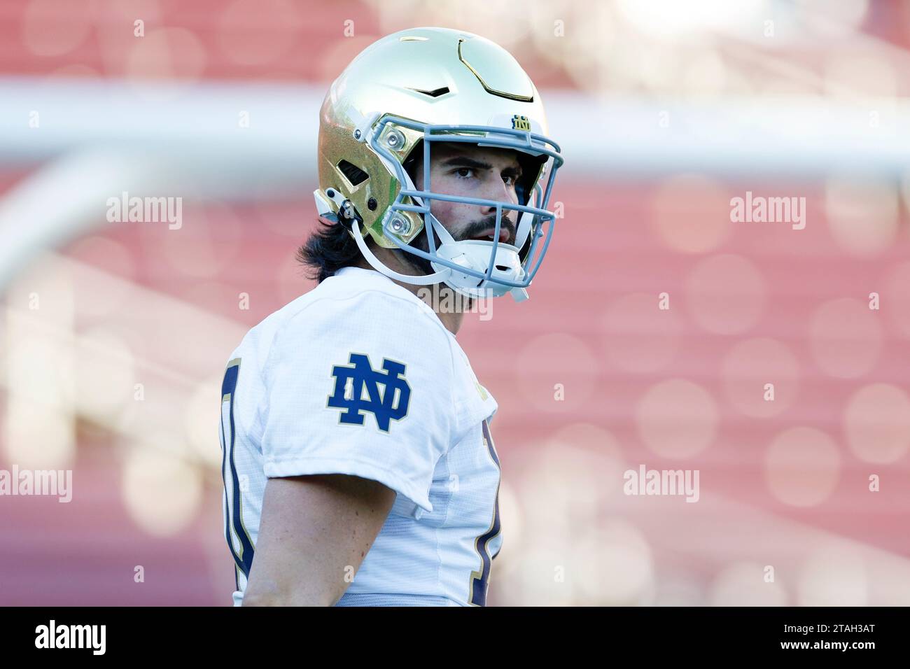 Notre Dame combattant le quarterback irlandais Sam Hartman (10) se réchauffe avant un match de football universitaire de saison régulière contre le Cardinal de Stanford, Saturda Banque D'Images
