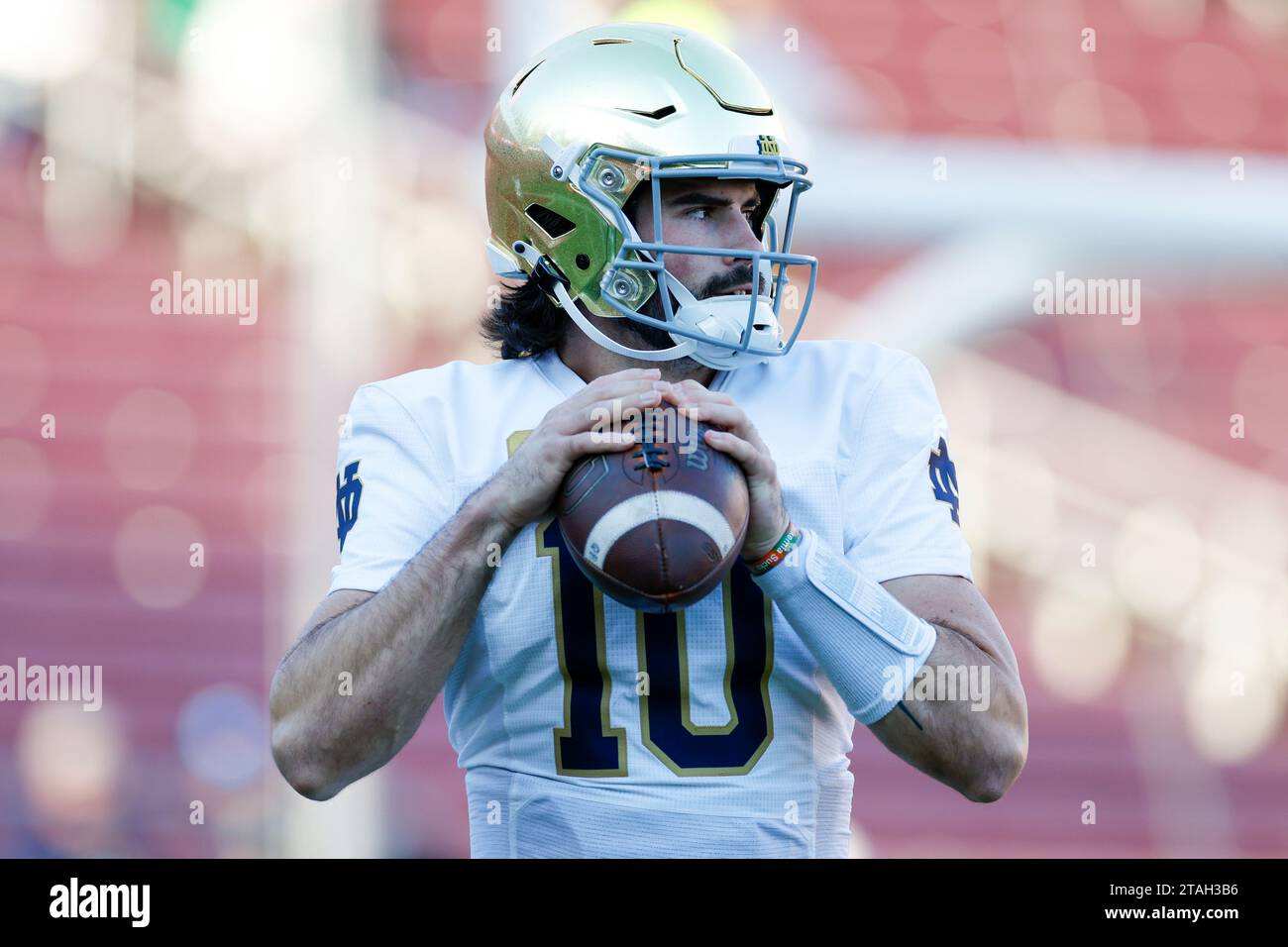 Notre Dame combattant le quarterback irlandais Sam Hartman (10) se réchauffe avant un match de football universitaire de saison régulière contre le Cardinal de Stanford, Saturda Banque D'Images