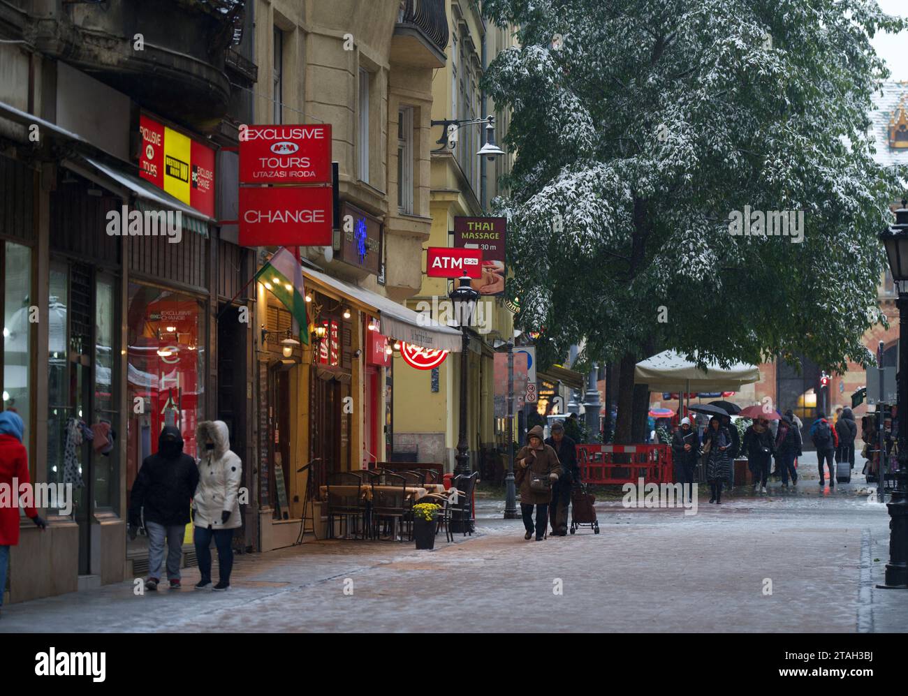 Budapest, Hongrie - 30 novembre 2023 : rue Vaci de la vieille ville de Pest à Budapest, par une journée enneigée. Banque D'Images